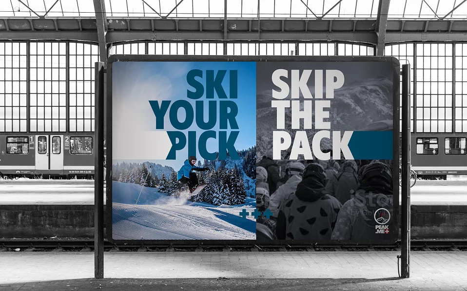 Mise en situation dans une gare de l'affiche Peak.com avec pour texte : "Ski your pick" à gauche et "Skip the pack" à droite.